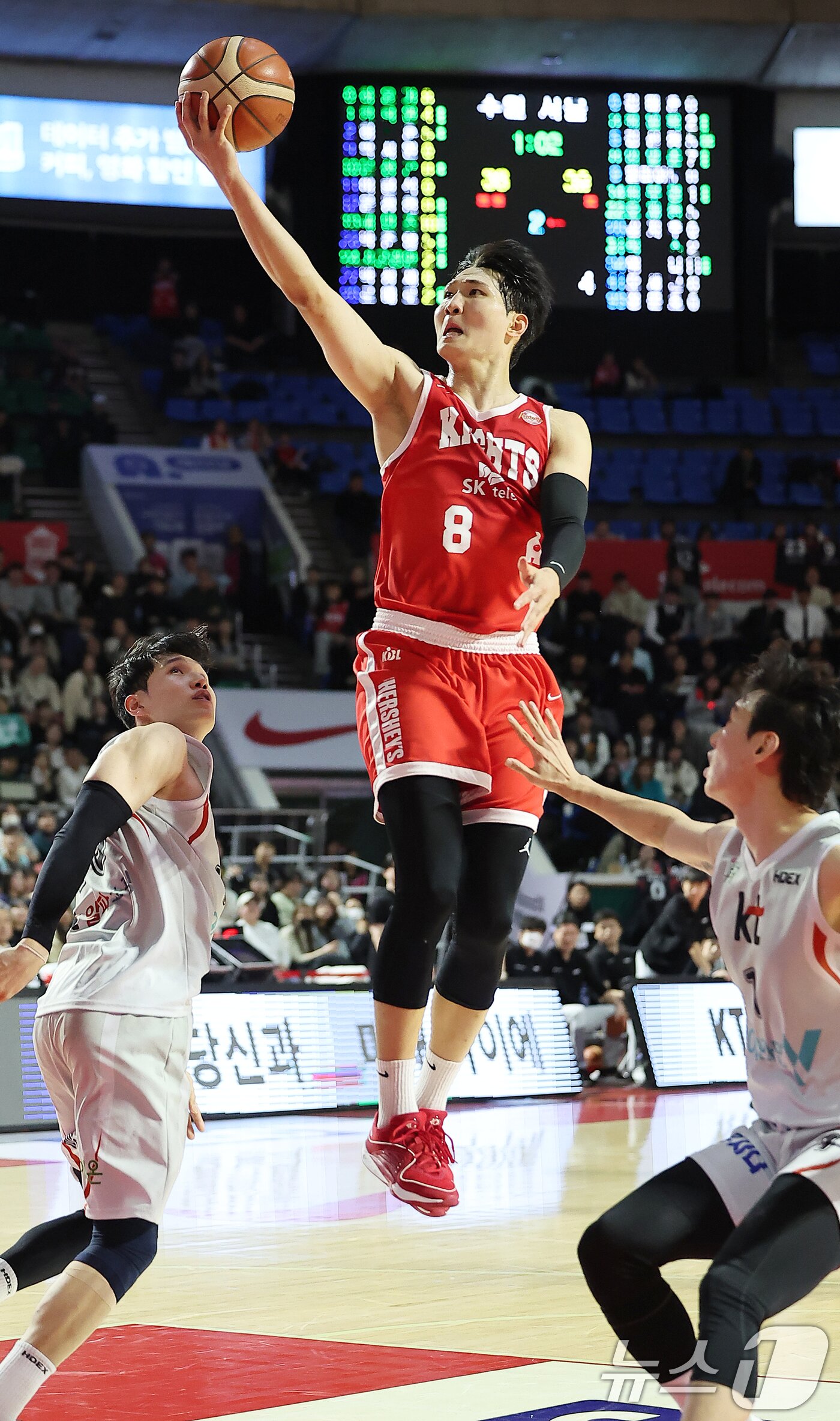 본문 이미지 - 6일 오후 서울 송파구 잠실학생체육관에서 열린 2024-2025 KCC 프로농구 서울 SK와 수원 KT의 경기, 2쿼터 서울 SK 안영준이 레이업 슛을 하고 있다. 2025.2.6/뉴스1 ⓒ News1 김진환 기자