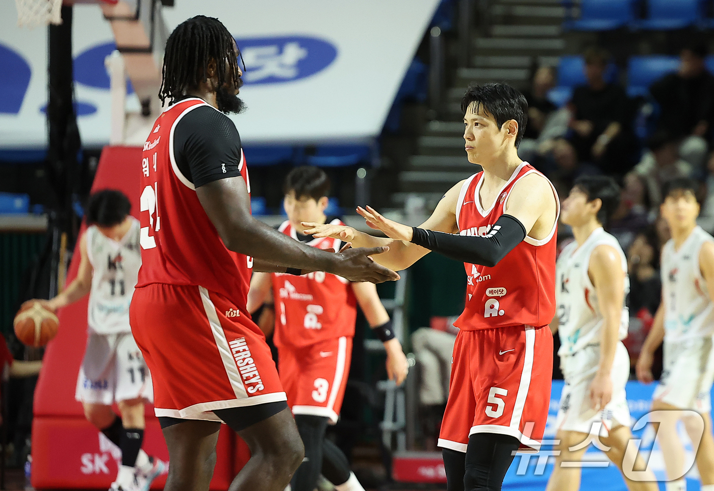 (서울=뉴스1) 김진환 기자 = 6일 오후 서울 송파구 잠실학생체육관에서 열린 2024-2025 KCC 프로농구 서울 SK와 수원 KT의 경기, 4쿼터 서울 SK 김선형이 3점슛을 …