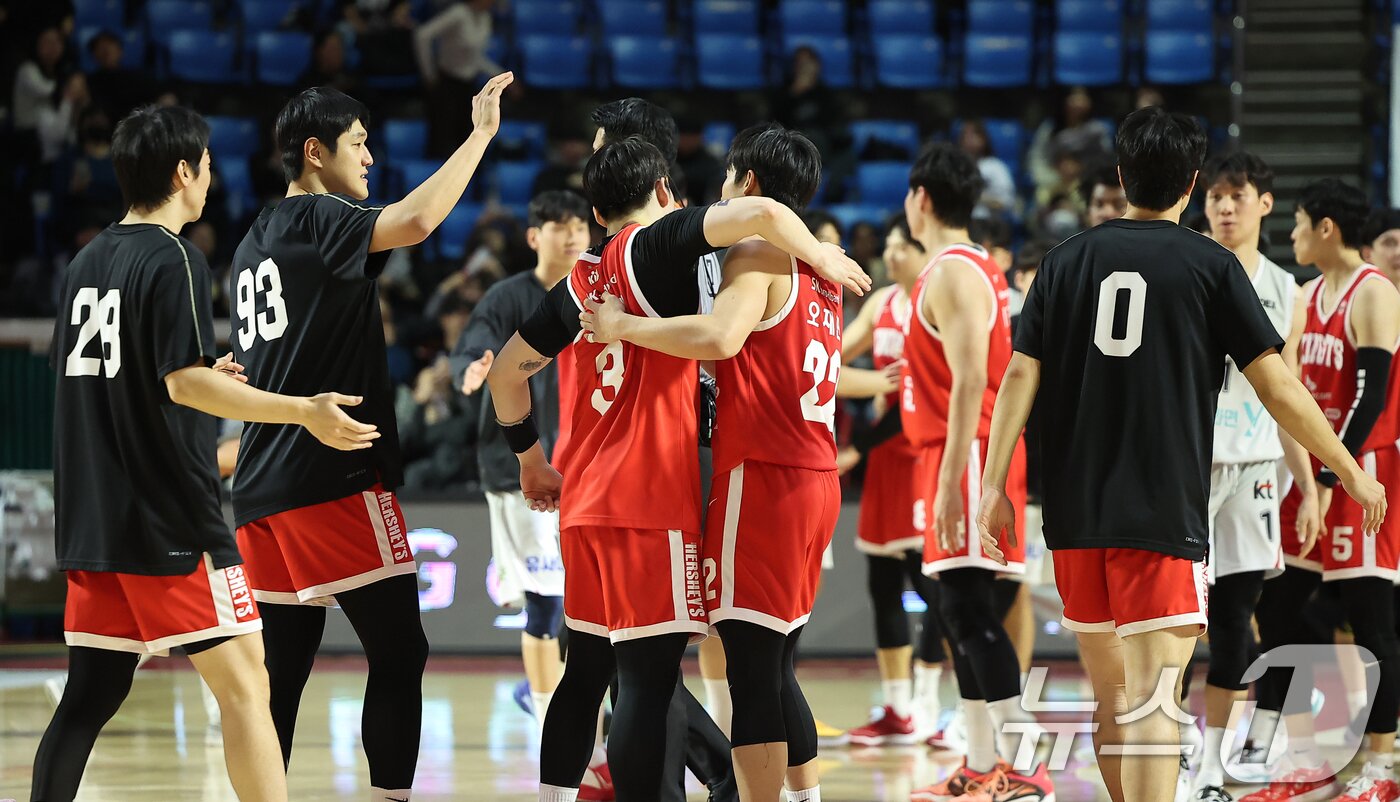 본문 이미지 - 6일 오후 서울 송파구 잠실학생체육관에서 열린 2024-2025 KCC 프로농구 서울 SK와 수원 KT의 경기에서 80대75로 승리한 서울 SK 선수들이 기쁨을 나누고 있다. 2025.2.6/뉴스1 ⓒ News1 김진환 기자