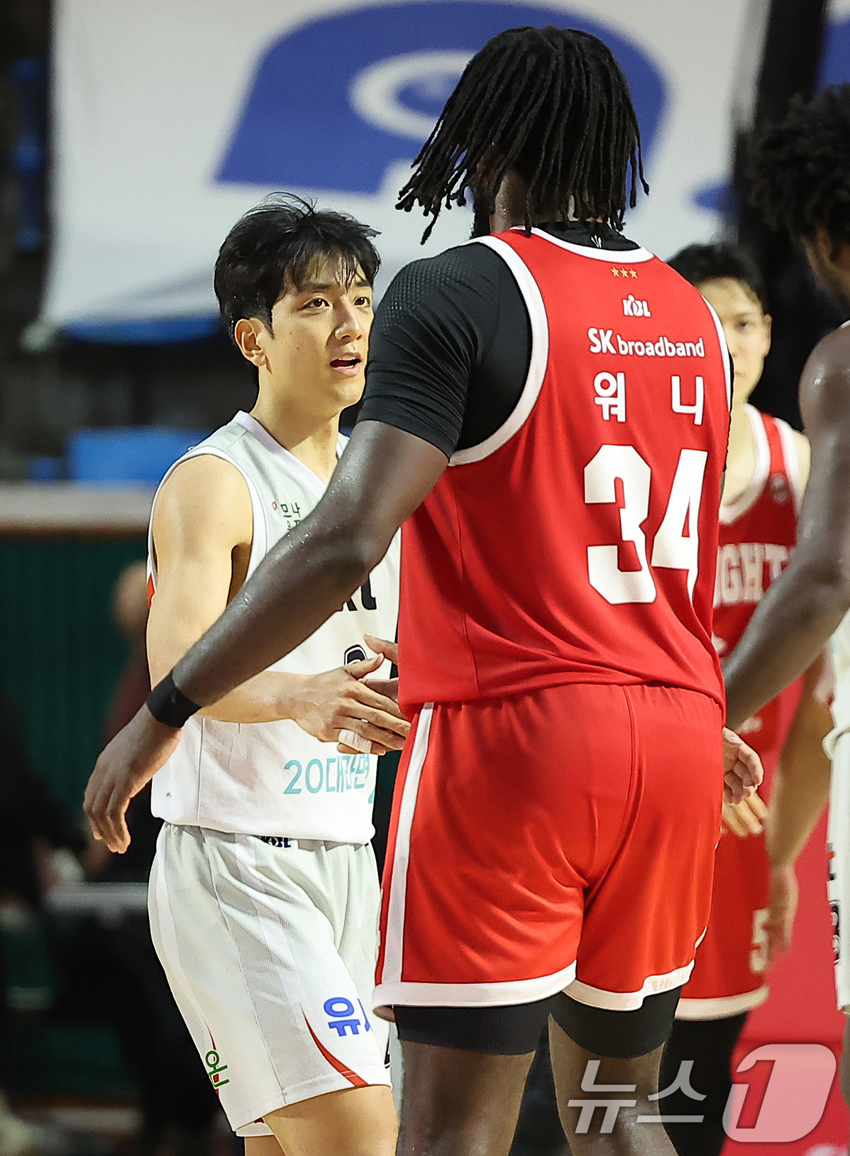 (서울=뉴스1) 김진환 기자 = 6일 오후 서울 송파구 잠실학생체육관에서 열린 2024-2025 KCC 프로농구 서울 SK와 수원 KT의 경기에서 80대75로 승리한 서울 SK 워 …
