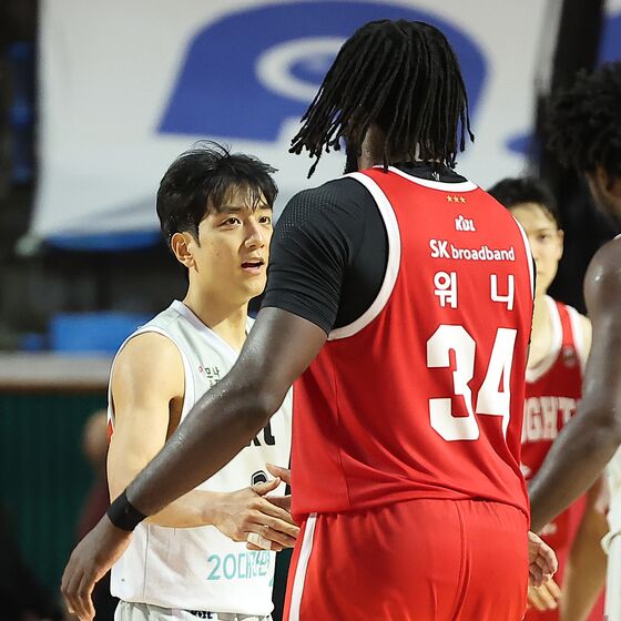 정규리그 우승 SK, 갈 길 바쁜 KT에 78-77 역전승