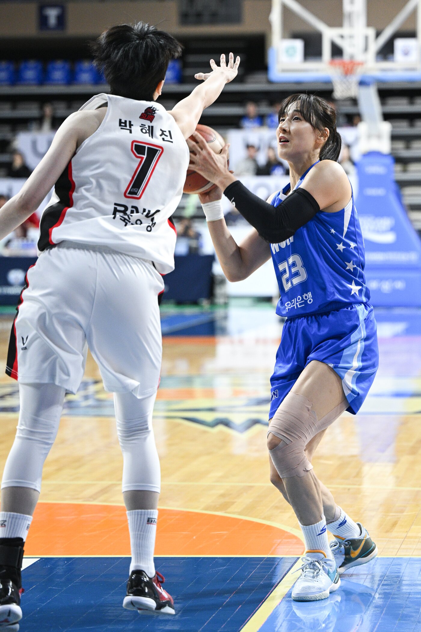 본문 이미지 - 부산 BNK 박혜진(왼쪽)이 우리은행 김단비를 수비하고 있다. (WKBL 제공)