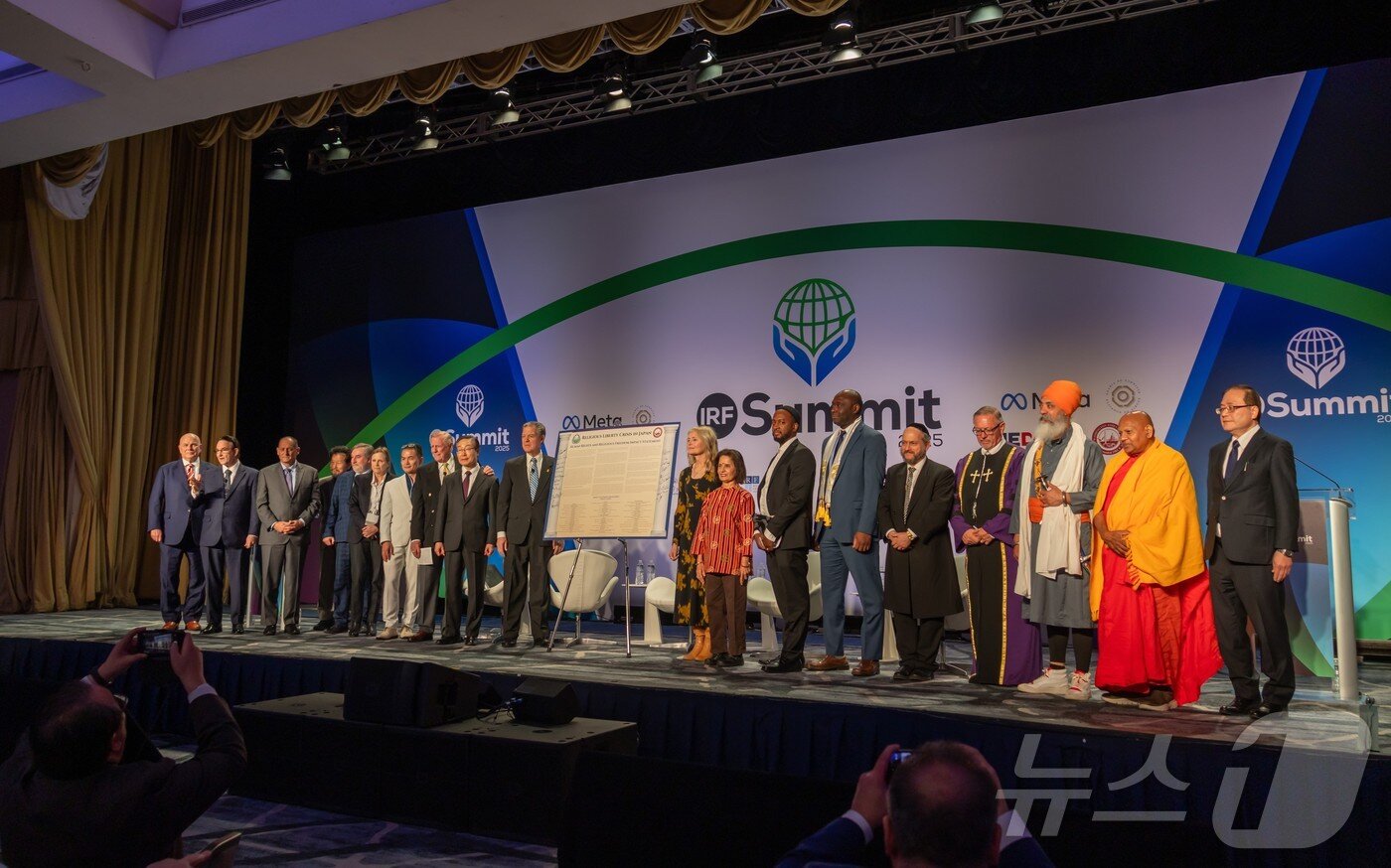 본문 이미지 - IRF 서밋 2025 만찬 세션으로 ‘일본 종교의 자유 위기 극복 지원’이 진행되는 가운데 참석자들이 지지서명서에서 기념촬영하고 있다 &#40;제공 세계평화통일가정연합&#41;