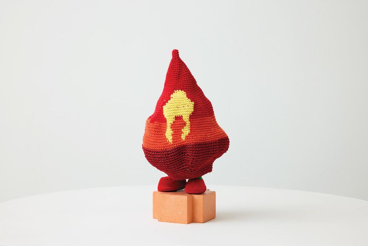 본문 이미지 - 홍자영, &lt;불꽃 댄스 Dance of Flames, 멜로디 인형, 털실 melody doll, yarn, 37&times;25&times;24cm, 2025&gt; &#40;갤러리2 제공&#41;