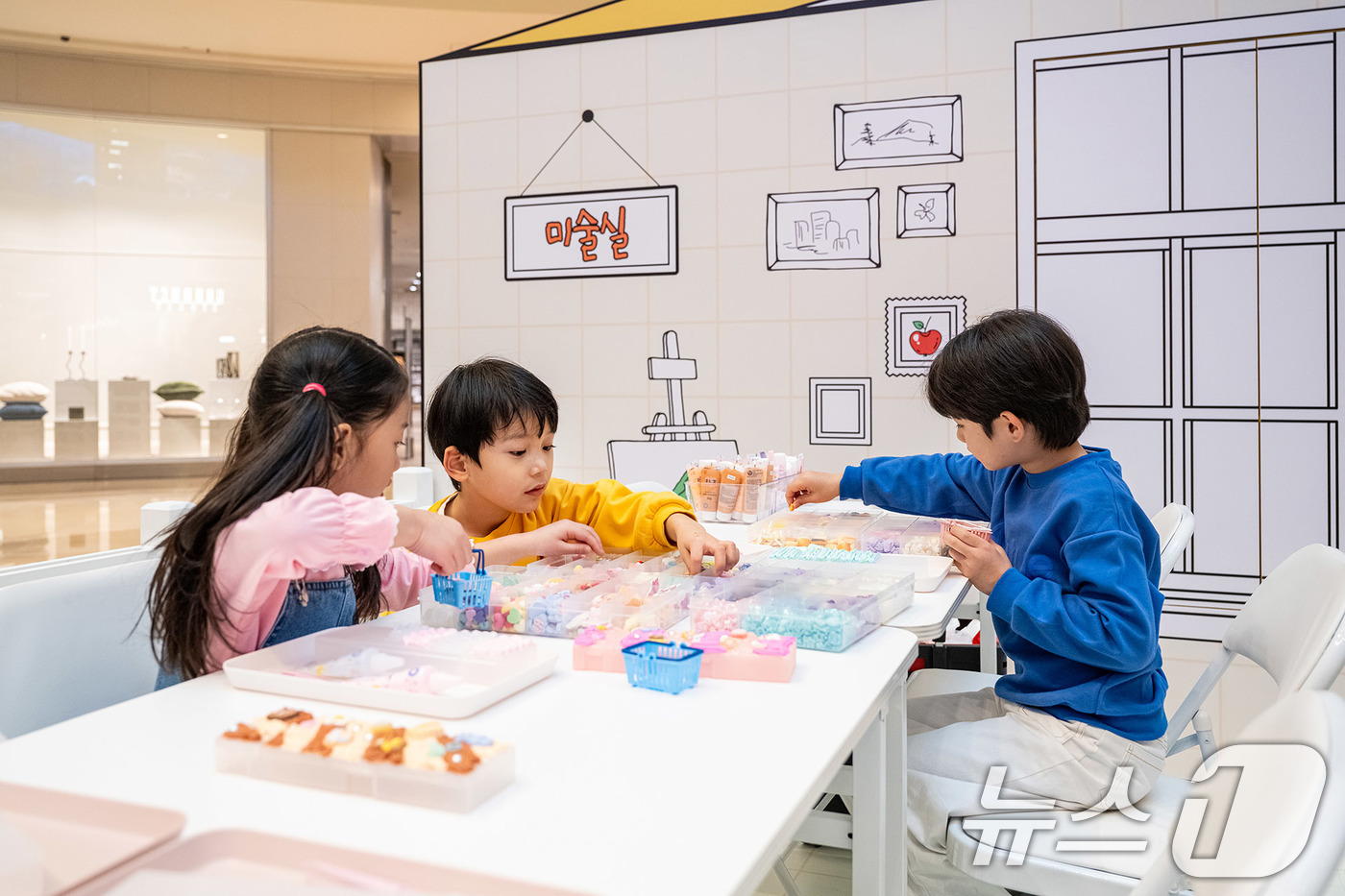 (서울=뉴스1) = 스타필드가 고양과 안성에서 ‘윈터 키즈 스트리트(Winter Kids Street)’를 진행한다고 7일 밝혔다.한층 높아진 몰입도로 돌아온 낙서 자유 구역 ‘예 …