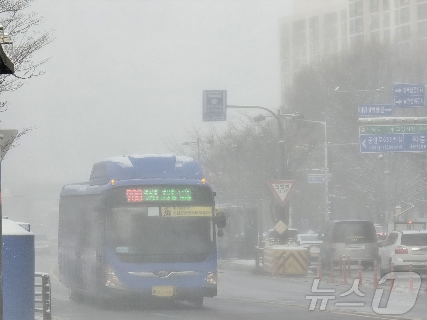 (고양=뉴스1) 황덕현 기후환경전문기자 = 7일 오전 경기 고양 덕양구에서 쌓인 눈이 강한 바람에 날리며 하늘이 뿌옇게 변하고 있다. 2025.2.7/뉴스1