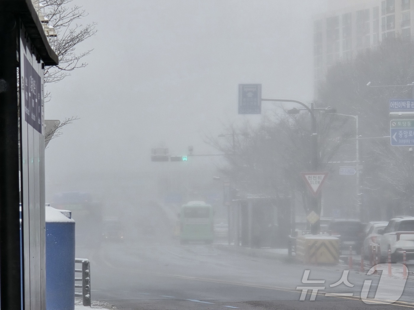 (고양=뉴스1) 황덕현 기후환경전문기자 = 7일 오전 경기 고양 덕양구에서 쌓인 눈이 강한 바람에 날리며 하늘이 뿌옇게 변하고 있다. 2025.2.7/뉴스1