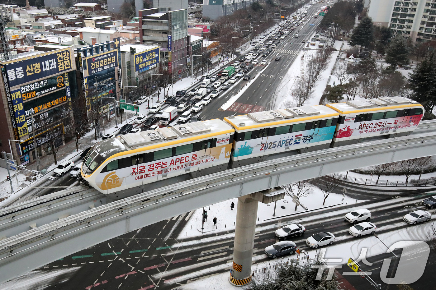 (대구=뉴스1) 공정식 기자 = 밤사이 눈이 내린 7일 오전 대구도시철도 3호선 '하늘열차'가 도심 위를 지나고 있다. 2025.2.7/뉴스1