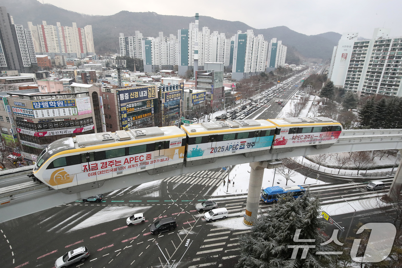 (대구=뉴스1) 공정식 기자 = 밤사이 눈이 내린 7일 오전 대구도시철도 3호선 '하늘열차'가 도심 위를 지나고 있다. 2025.2.7/뉴스1