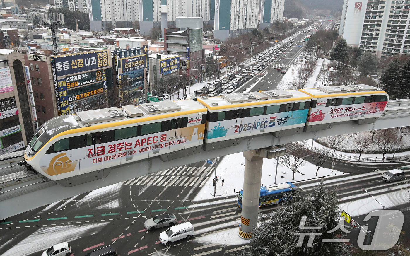 (대구=뉴스1) 공정식 기자 = 밤사이 눈이 내린 7일 오전 대구도시철도 3호선 '하늘열차'가 도심 위를 지나고 있다. 2025.2.7/뉴스1