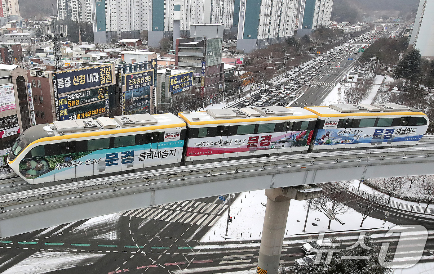 (대구=뉴스1) 공정식 기자 = 밤사이 눈이 내린 7일 오전 대구도시철도 3호선 '하늘열차'가 도심 위를 지나고 있다. 2025.2.7/뉴스1