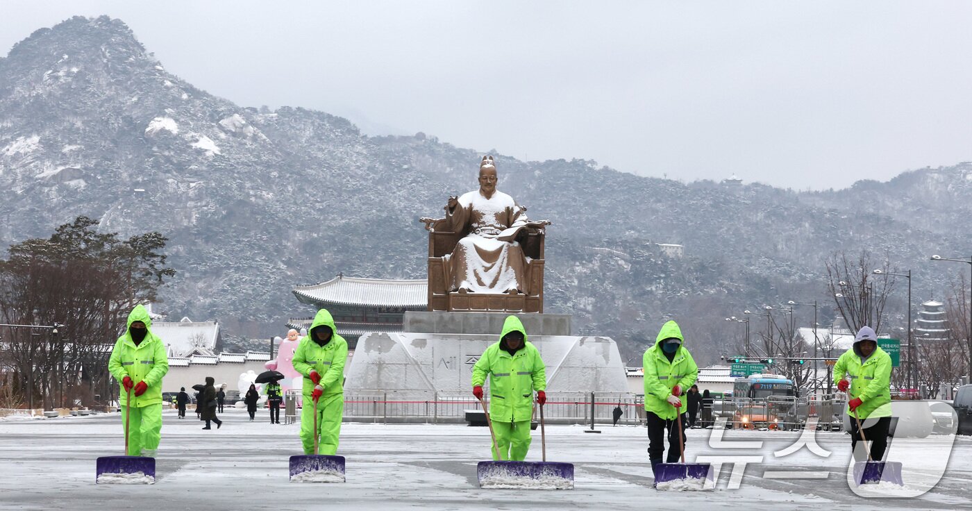 본문 이미지 - 강추위 속 전국 곳곳에 눈이 내린 7일 오전 서울 종로구 광화문 광장 일대에서 종로구 관계자들이 제설작업을 하고 있다. 2025.2.7/뉴스1 ⓒ News1 임세영 기자