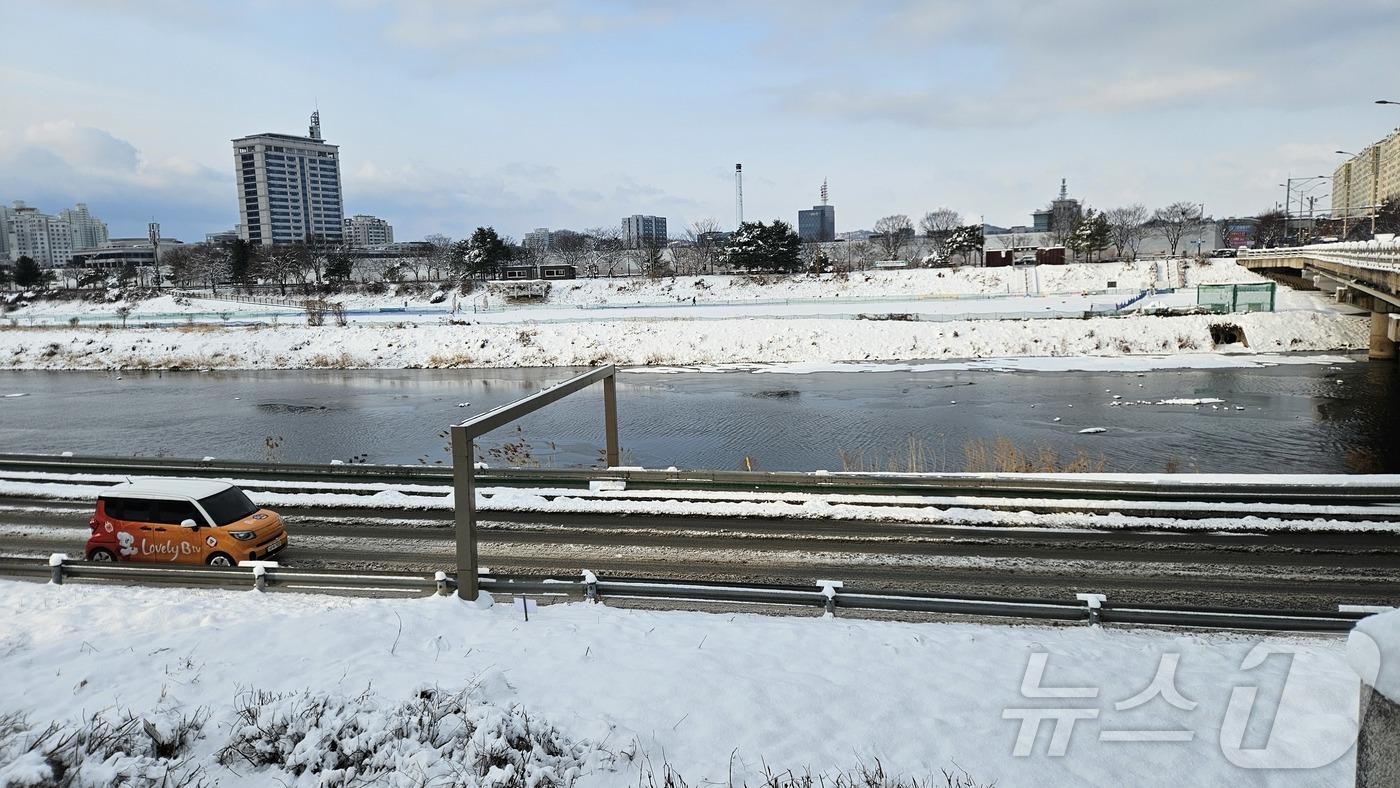 (전주=뉴스1) 신준수 기자 = 7일 오전 8시께 전북 전주시 완산구 서신동의 마전교가 밤 사이 내린 눈으로 뒤덮여 있다. 2025.2.7/뉴스1