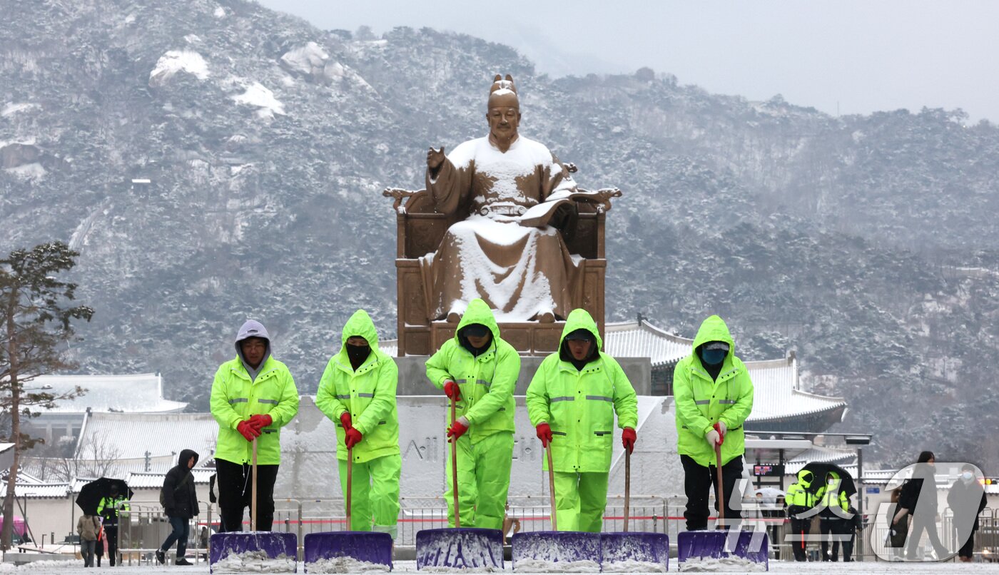 본문 이미지 - 강추위 속 전국 곳곳에 눈이 내린 7일 오전 서울 종로구 광화문 광장 일대에서 종로구 관계자들이 제설작업을 하고 있다. 2025.2.7/뉴스1 ⓒ News1 임세영 기자