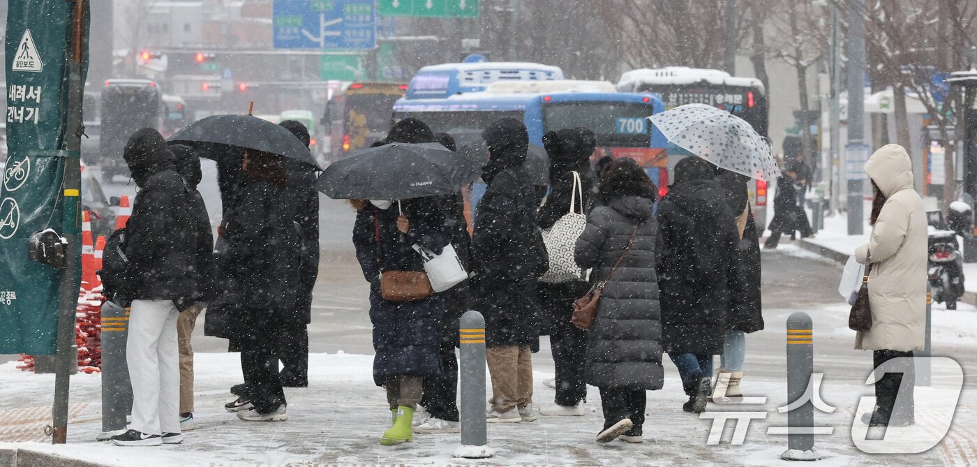 본문 이미지 - 강추위 속 전국 곳곳에 눈이 내린 7일 오전 서울 종로구 광화문 광장 일대에서 시민들이 발걸음을 옮기고 있다. 2025.2.7/뉴스1 ⓒ News1 임세영 기자