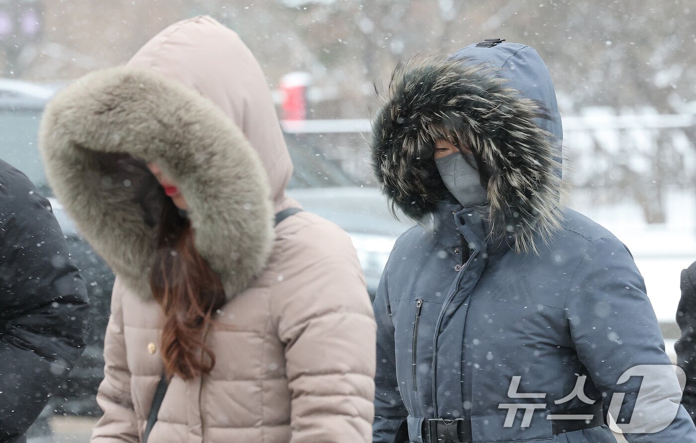 본문 이미지 - 강추위 속 전국 곳곳에 눈이 내린 7일 오전 서울 종로구 광화문 광장 일대에서 시민들이 발걸음을 옮기고 있다. 2025.2.7/뉴스1 ⓒ News1 임세영 기자