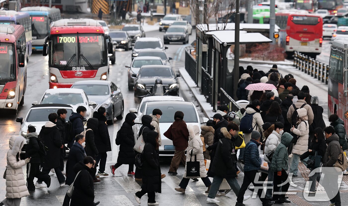 본문 이미지 - 서울 등 수도권에 대설주의보가 발효된 7일 오전 서울 동작구 사당역에서 시민들이 몸을 움츠린 채 출근길 발걸음을 재촉하고 있다. 2025.2.7/뉴스1 ⓒ News1 오대일 기자