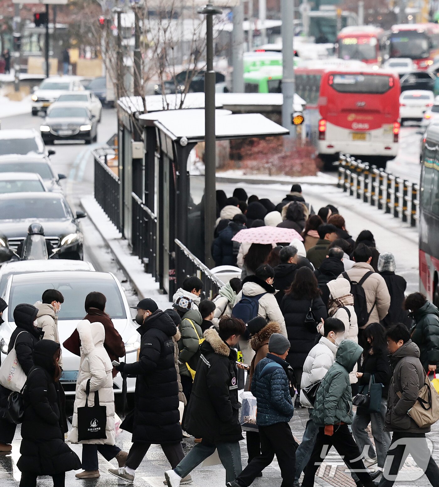 본문 이미지 - 서울 등 수도권에 대설주의보가 발효된 7일 오전 서울 동작구 사당역에서 시민들이 몸을 움츠린 채 출근길 발걸음을 재촉하고 있다. 2025.2.7/뉴스1 ⓒ News1 오대일 기자