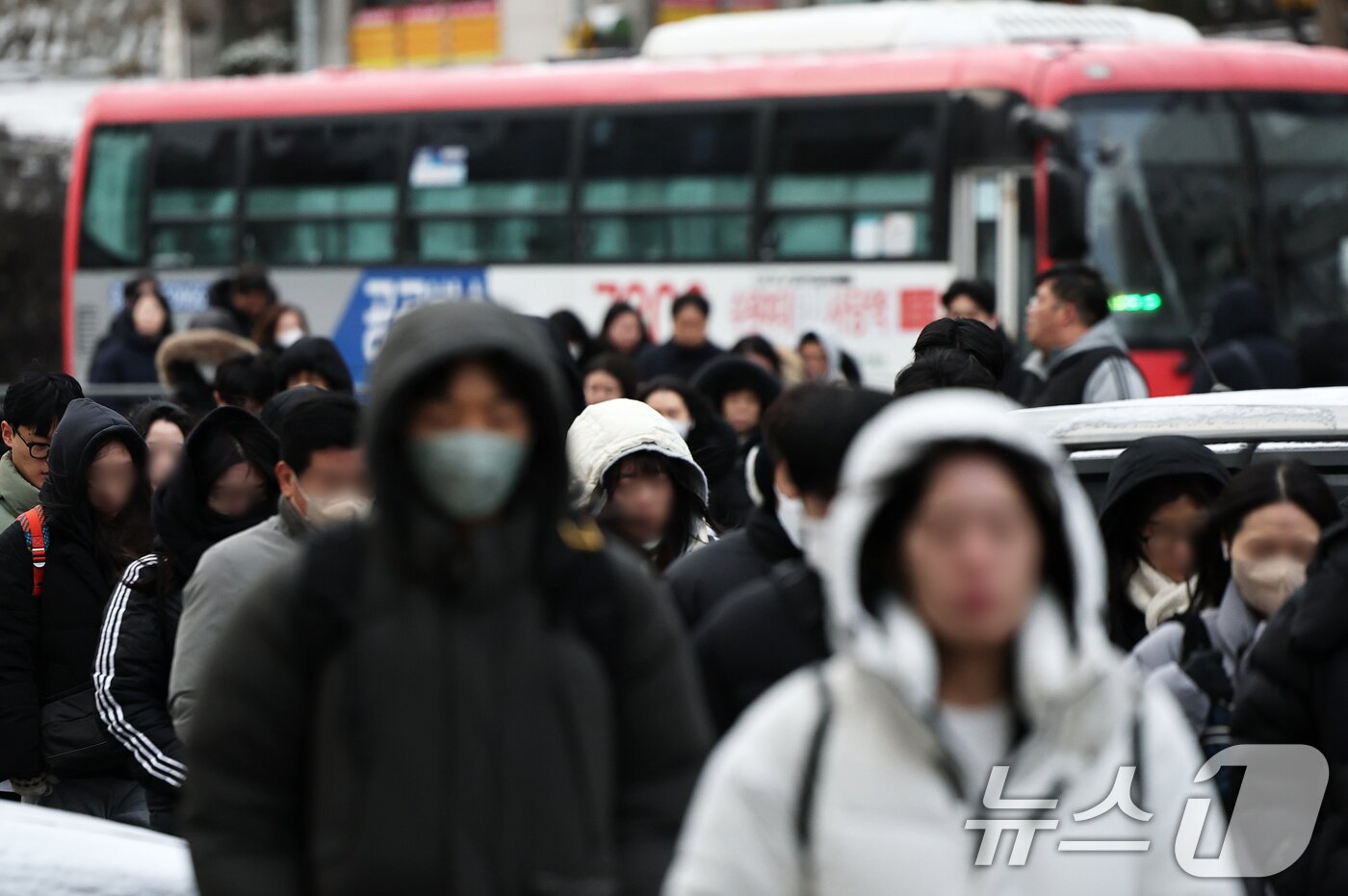 본문 이미지 - 서울 등 수도권에 대설주의보가 발효된 7일 오전 서울 동작구 사당역에서 시민들이 몸을 움츠린 채 출근길 발걸음을 재촉하고 있다. 2025.2.7/뉴스1 ⓒ News1 오대일 기자
