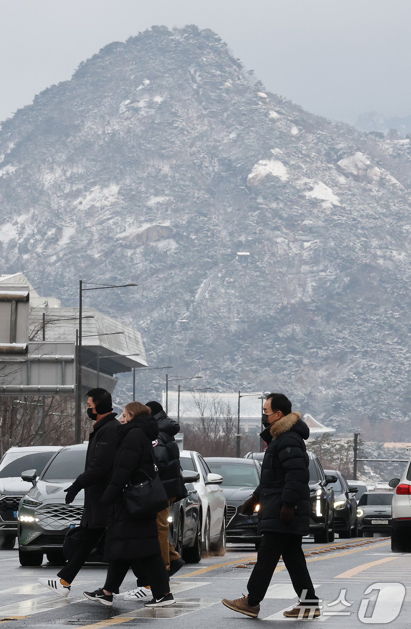 본문 이미지 - 강추위 속 전국 곳곳에 눈이 내린 7일 오전 서울 종로구 광화문 광장 일대에서 시민들이 발걸음을 옮기고 있다. 2025.2.7/뉴스1 ⓒ News1 임세영 기자