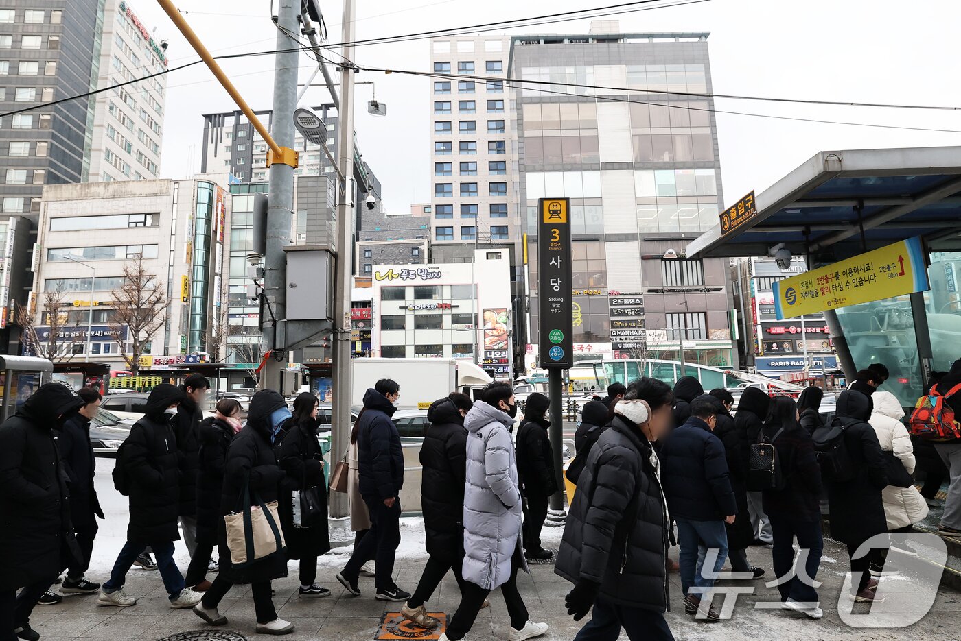 본문 이미지 - 서울 등 수도권에 대설주의보가 발효된 7일 오전 서울 동작구 사당역에서 시민들이 몸을 움츠린 채 출근길 발걸음을 재촉하고 있다. 2025.2.7/뉴스1 ⓒ News1 오대일 기자