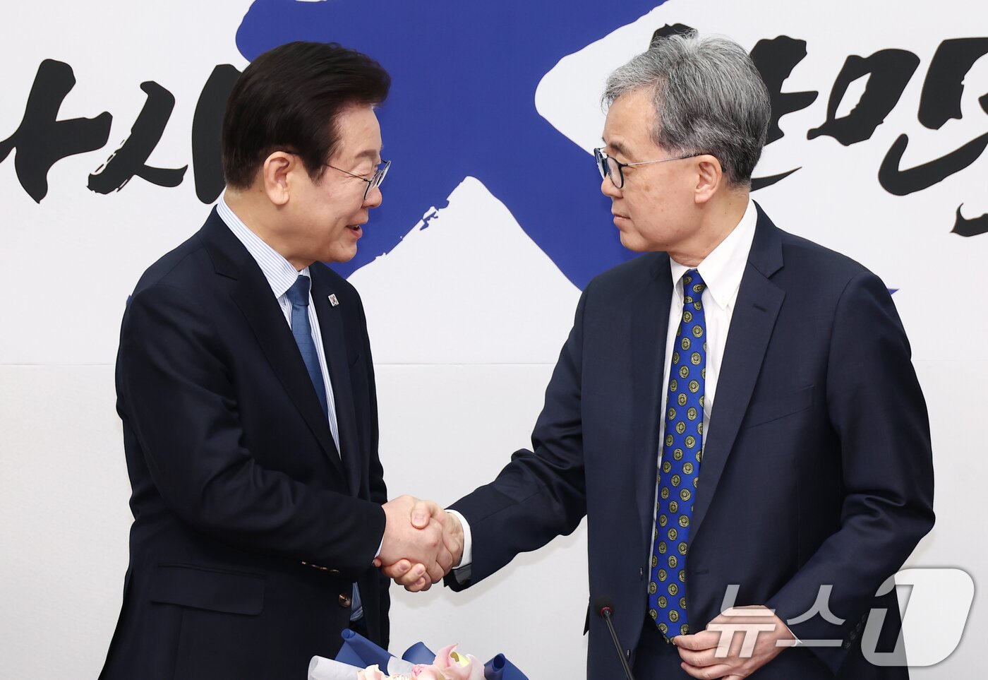 본문 이미지 - 이재명 더불어민주당 대표가 7일 오전 서울 여의도 국회에서 최고위원회의에 앞서 열린 임명식에서 김현종 외교안보 보좌관에게 임명장을 수여한 뒤 악수하고 있다. 2025.2.7/뉴스1 ⓒ News1 김민지 기자