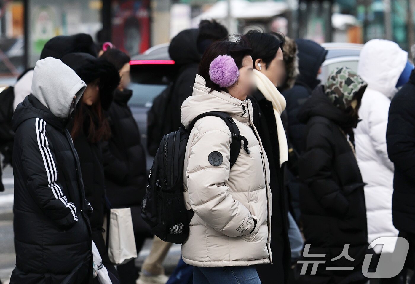 본문 이미지 - 서울 등 수도권에 대설주의보가 발효된 7일 오전 서울 동작구 사당역에서 시민들이 몸을 움츠린 채 출근길 발걸음을 재촉하고 있다. 2025.2.7/뉴스1 ⓒ News1 오대일 기자