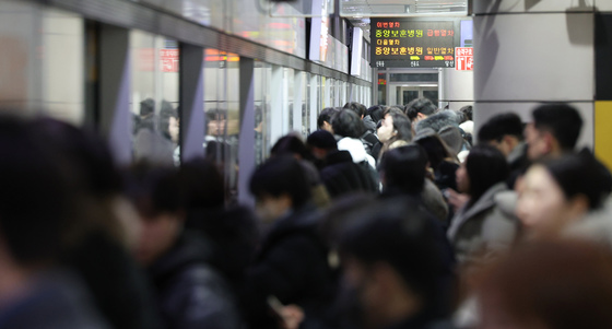 지하철 9호선 신호장애로 급행 중단…일반열차만 운행