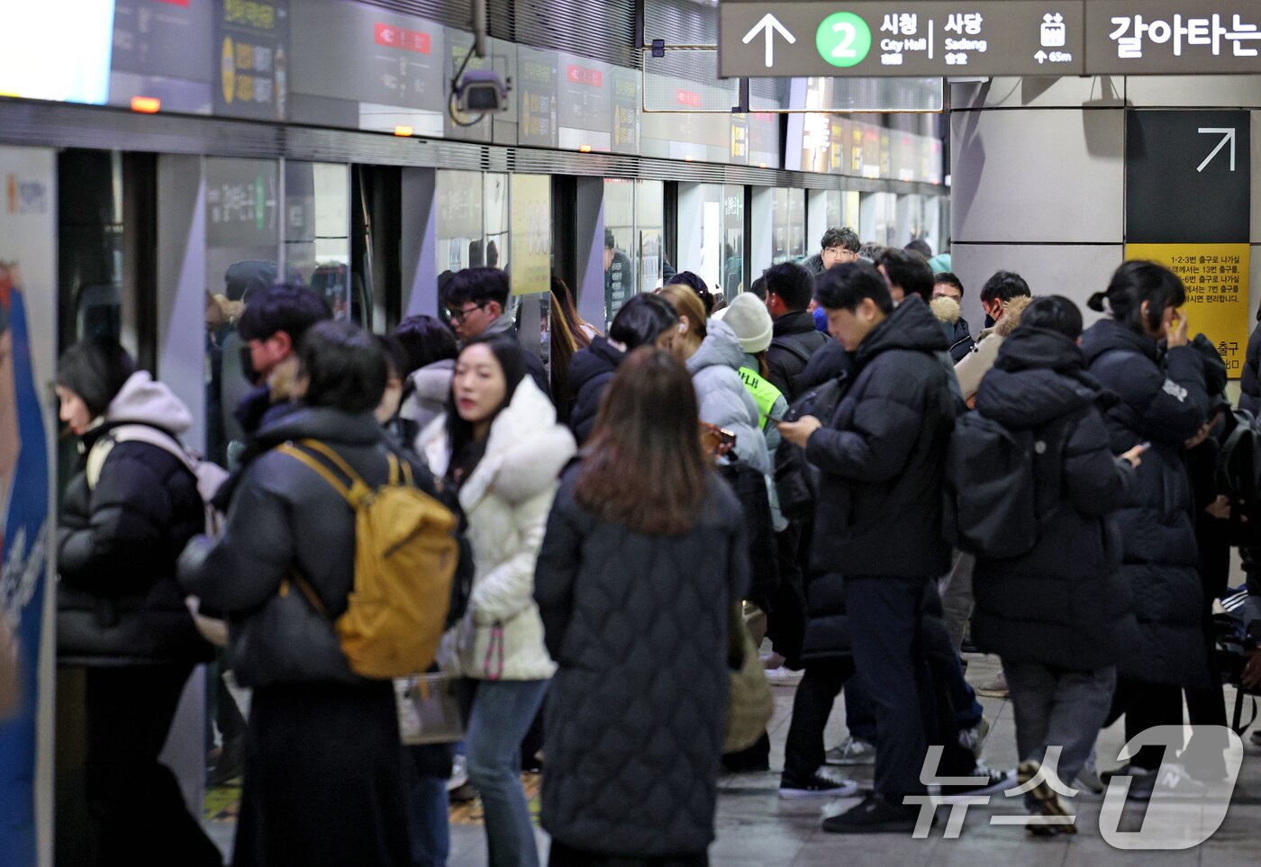 본문 이미지 - 7일 오전 서울 영등포구 9호선 당산역 승강장이 지하철을 이용하려는 시민들이 선로 장애로 인한 열차 지연으로 불편을 겪고 있다. 서울시메트로9호선에 따르면 이날 오전 8시 20분부터 9호선 당산역에서 종합운동장역 방면 열차가 장애로 서행 운행 중이다. 2025.2.7/뉴스1 ⓒ News1 장수영 기자