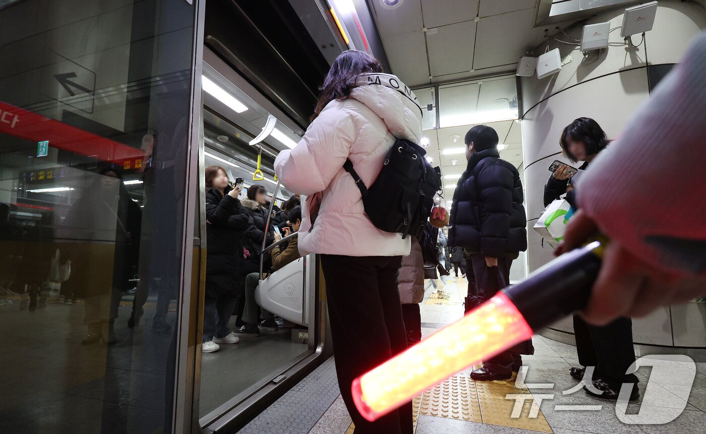 본문 이미지 - 7일 오전 서울 영등포구 9호선 당산역 승강장이 지하철을 이용하려는 시민들이 선로 장애로 인한 열차 지연으로 불편을 겪고 있다. 서울시메트로9호선에 따르면 이날 오전 8시 20분부터 9호선 당산역에서 종합운동장역 방면 열차가 장애로 서행 운행 중이다. 2025.2.7/뉴스1 ⓒ News1 장수영 기자