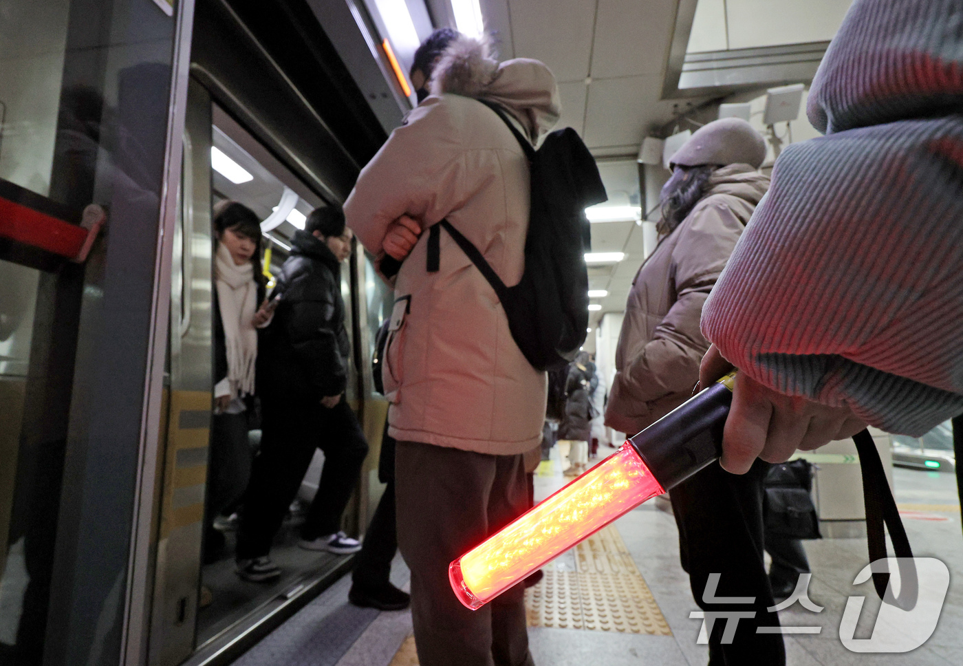 (서울=뉴스1) 장수영 기자 = 7일 오전 서울 영등포구 9호선 당산역 승강장이 지하철을 이용하려는 시민들이 선로 장애로 인한 열차 지연으로 불편을 겪고 있다.서울시메트로9호선에 …