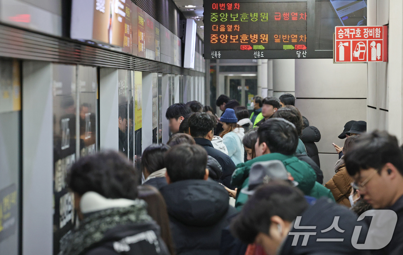 (서울=뉴스1) 장수영 기자 = 7일 오전 서울 영등포구 9호선 당산역 승강장이 지하철을 이용하려는 시민들이 선로 장애로 인한 열차 지연으로 불편을 겪고 있다. 서울시메트로9호선에 …