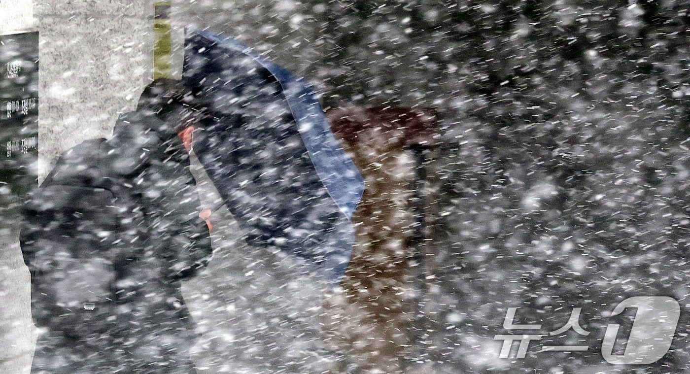 (서울=뉴스1) 박지혜 기자 = 깜짝 눈보라가 몰아친 7일 서울 양천구 남부지법에서 한 시민이 눈을 헤치며 이동하고 있다. 2025.2.7/뉴스1