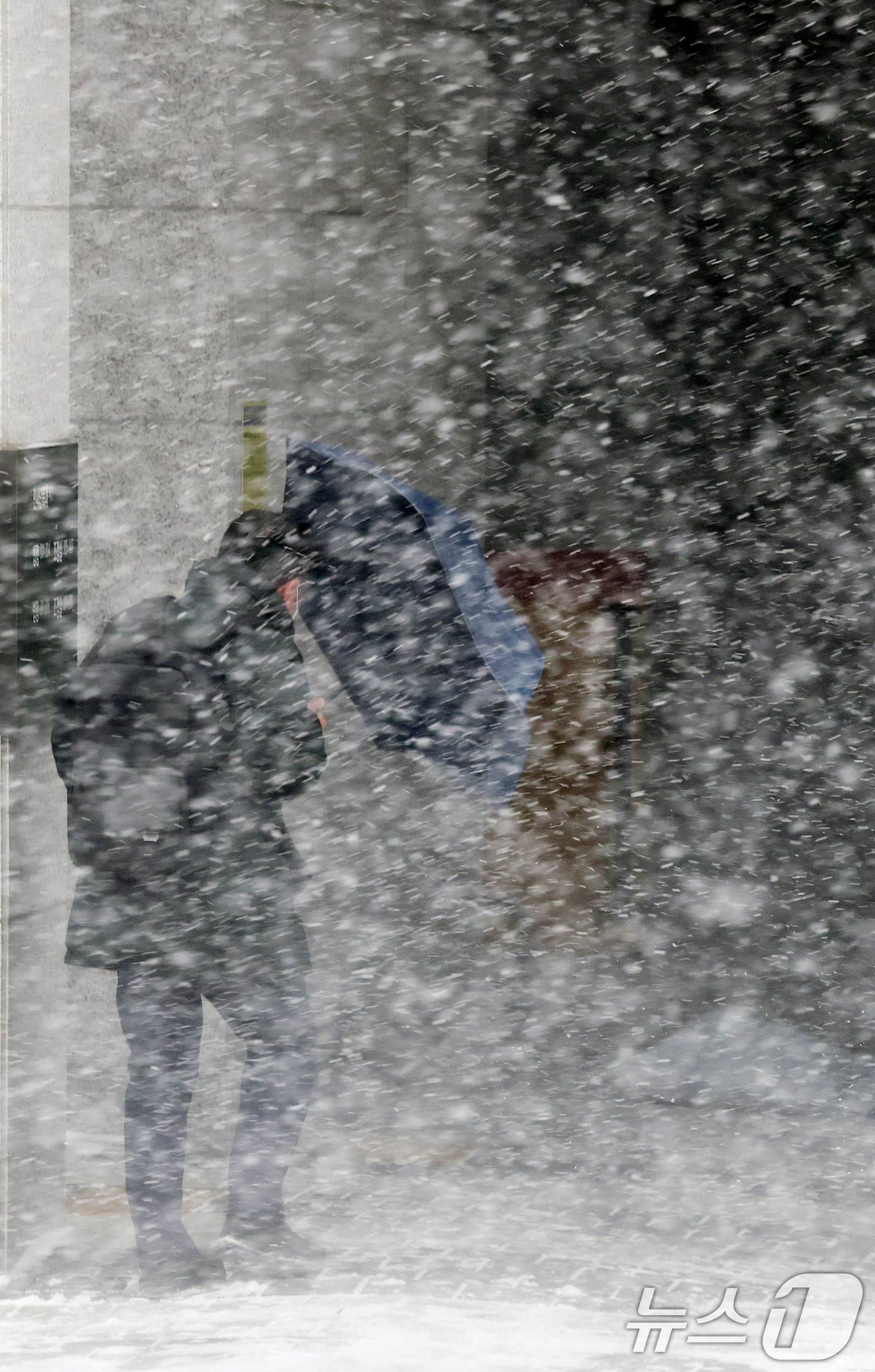 (서울=뉴스1) 박지혜 기자 = 깜짝 눈보라가 몰아친 7일 서울 양천구 남부지법에서 한 시민이 눈을 헤치며 이동하고 있다. 2025.2.7/뉴스1