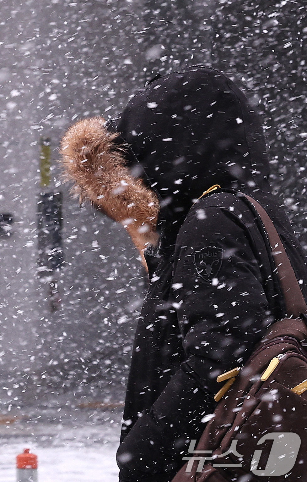 (서울=뉴스1) 박지혜 기자 = 깜짝 눈보라가 몰아친 7일 서울 양천구 남부지법원 앞에서 한 시민이 눈을 헤치며 이동하고 있다. 2025.2.7/뉴스1