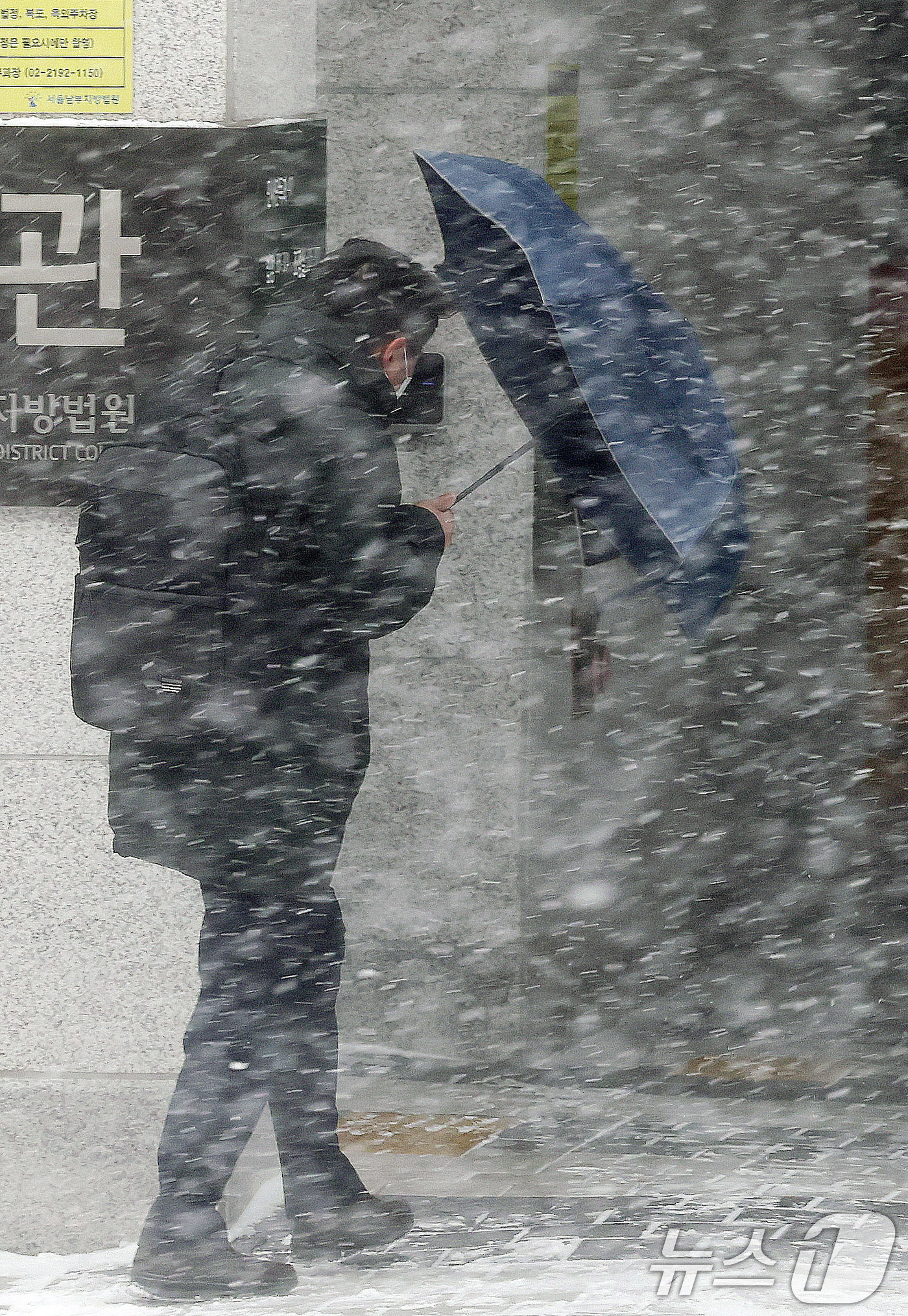 (서울=뉴스1) 박지혜 기자 = 깜짝 눈보라가 몰아친 7일 서울 양천구 남부지법원 앞에서 한 시민이 눈을 헤치며 이동하고 있다. 2025.2.7/뉴스1