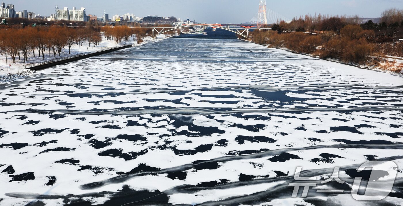 본문 이미지 - 강추위가 이어지고 있는 7일 오전 서울 영등포구 선유도공원을 흐르는 한강에 생긴 얼음 위에 전날부터 내린 눈이 쌓여 있다. 2025.2.7/뉴스1 ⓒ News1 장수영 기자