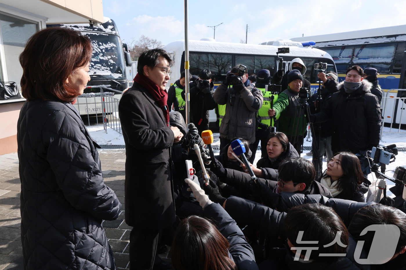 (의왕=뉴스1) 신웅수 기자 = 윤상현, 김민전 국민의힘 의원이 7일 오전 경기 의왕시 서울구치소에 수감 중인 윤석열 대통령을 접견한 후 취재진의 질의에 답변하고 있다. 2025. …