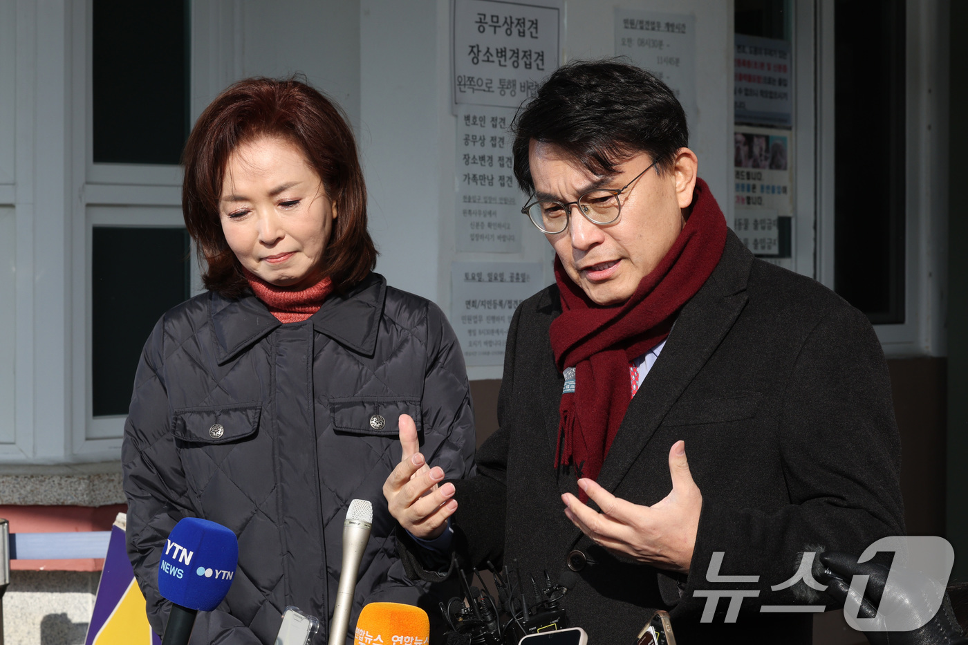 (의왕=뉴스1) 신웅수 기자 = 윤상현(오른쪽), 김민전 국민의힘 의원이 7일 오전 경기 의왕시 서울구치소에 수감 중인 윤석열 대통령을 접견한 후 취재진의 질의에 답변하고 있다. …