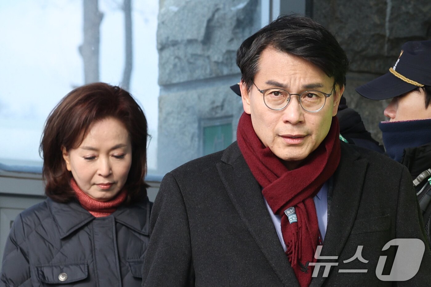 본문 이미지 - 윤상현(오른쪽), 김민전 국민의힘 의원이 7일 오전 경기 의왕시 서울구치소에 수감 중인 윤석열 대통령을 접견한 후 취재진의 질의에 답변하고 있다. 2025.2.7./뉴스1 ⓒ News1 신웅수 기자