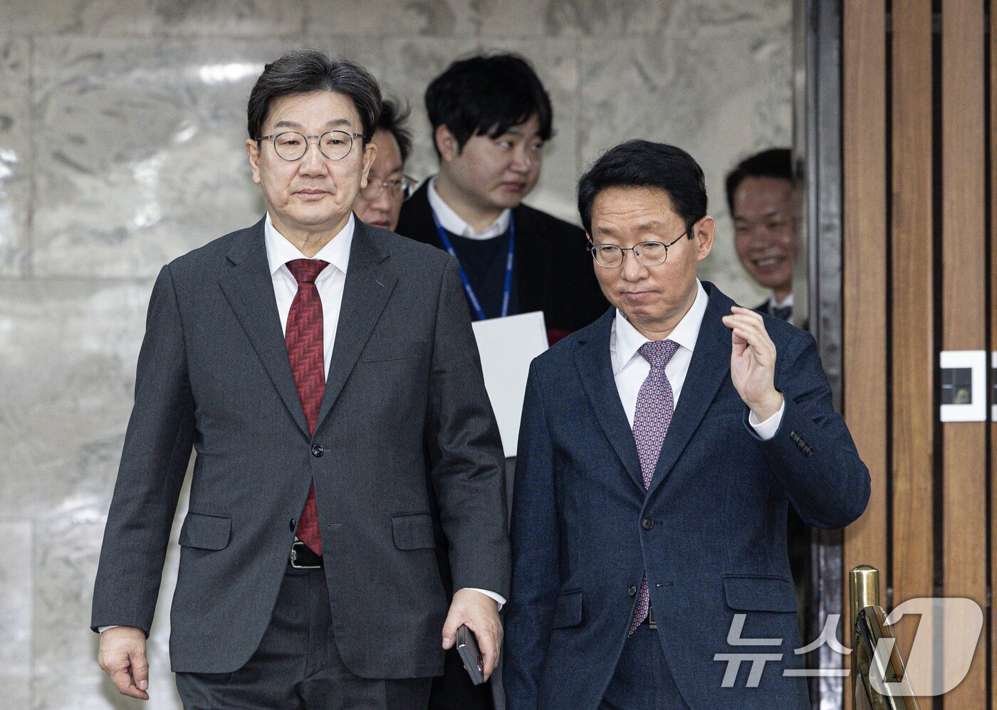 본문 이미지 - 권성동 국민의힘 원내대표가 7일 오전 서울 여의도 국회에서 열린 교육·사회·문화 분야 민생대책 점검 당정협의회에 참석하고 있다. 2025.2.7/뉴스1 ⓒ News1 이재명 기자