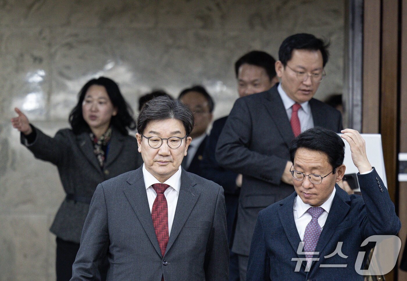 본문 이미지 - 권성동 국민의힘 원내대표가 7일 오전 서울 여의도 국회에서 열린 교육·사회·문화 분야 민생대책 점검 당정협의회에 참석하고 있다. 2025.2.7/뉴스1 ⓒ News1 이재명 기자