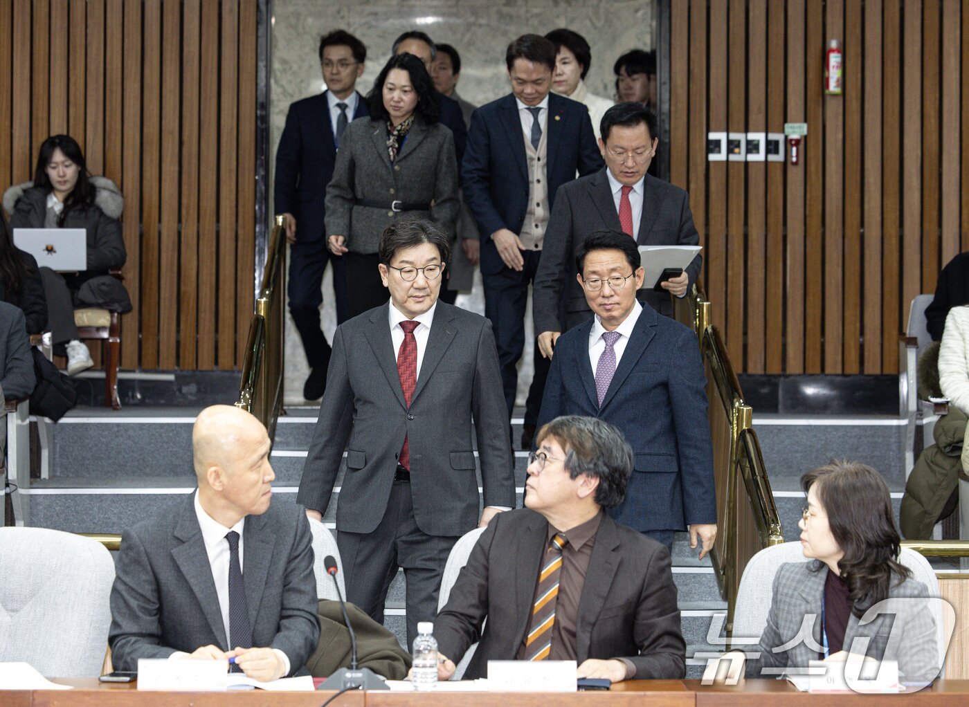 본문 이미지 - 권성동 국민의힘 원내대표가 7일 오전 서울 여의도 국회에서 열린 교육·사회·문화 분야 민생대책 점검 당정협의회에 참석하고 있다. 2025.2.7/뉴스1 ⓒ News1 이재명 기자