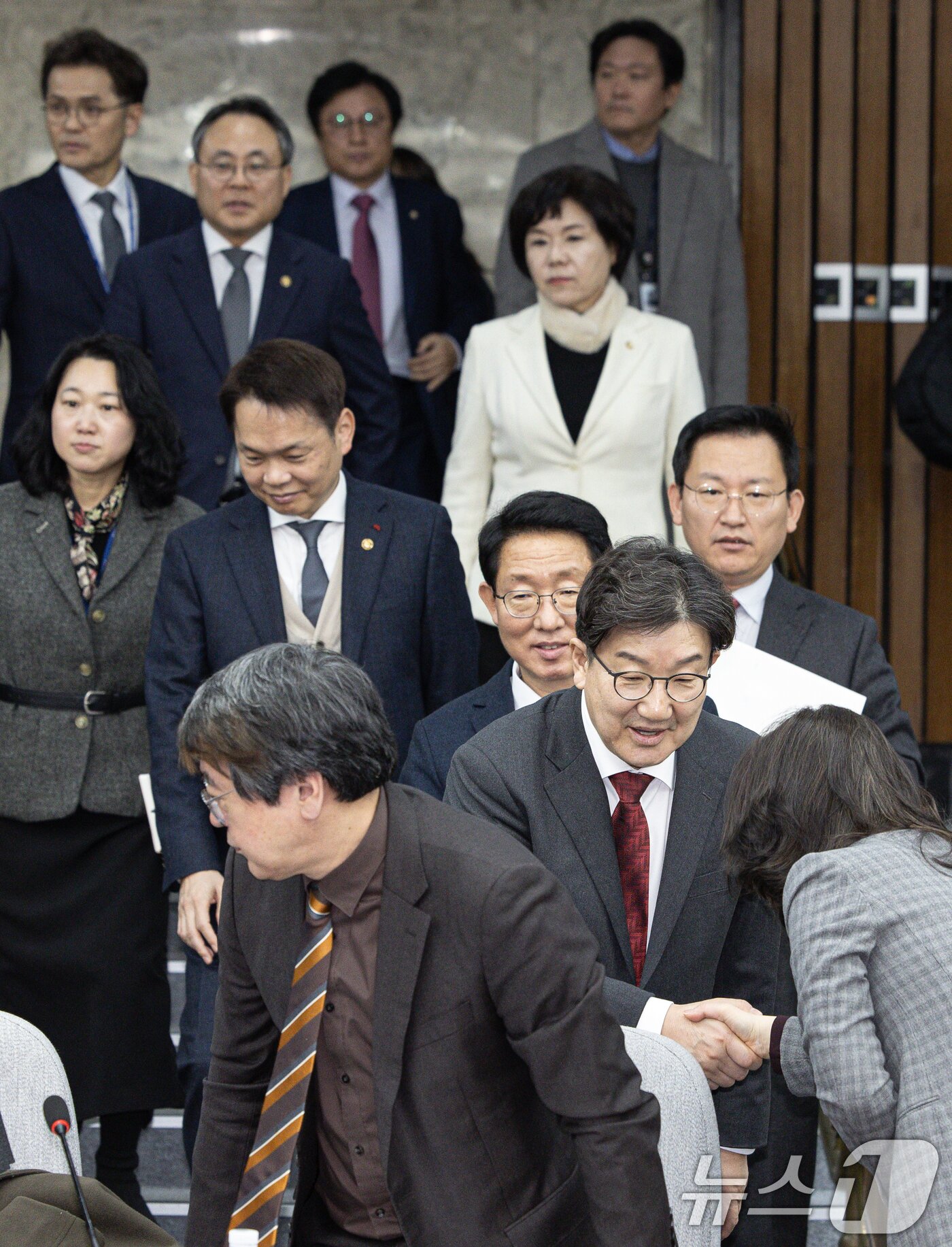 본문 이미지 - 권성동 국민의힘 원내대표가 7일 오전 서울 여의도 국회에서 열린 교육·사회·문화 분야 민생대책 점검 당정협의회에서 참석자들과 인사하고 있다. 2025.2.7/뉴스1 ⓒ News1 이재명 기자