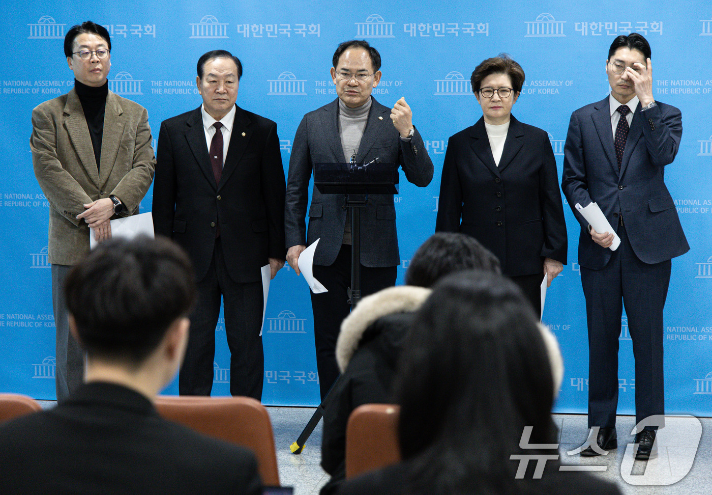 (서울=뉴스1) 이재명 기자 = 한기호 국회 윤석열 정부의 비상계엄 선포를 통한 내란 혐의 진상규명 국정조사특별위원회 국민의힘 간사를 비롯한 의원들이 7일 오전 서울 여의도 국회 …