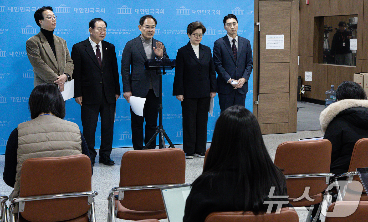 (서울=뉴스1) 이재명 기자 = 한기호 국회 윤석열 정부의 비상계엄 선포를 통한 내란 혐의 진상규명 국정조사특별위원회 국민의힘 간사를 비롯한 의원들이 7일 오전 서울 여의도 국회 …