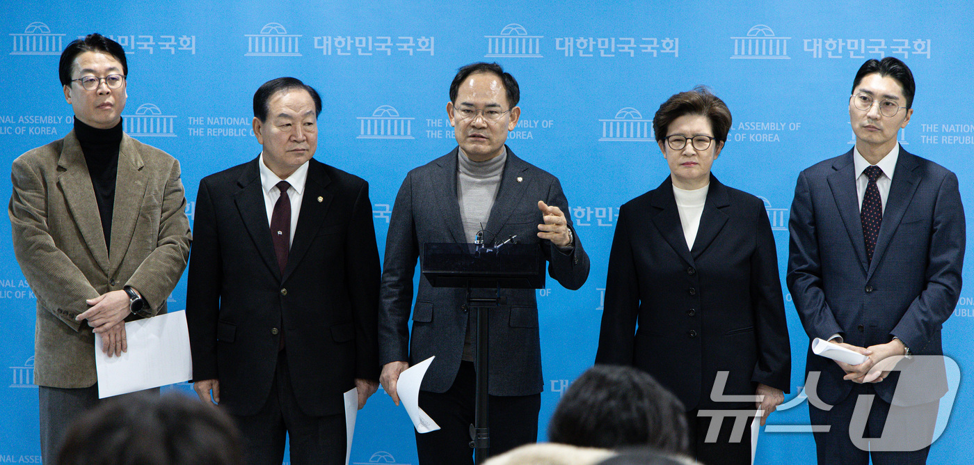 (서울=뉴스1) 이재명 기자 = 한기호 국회 윤석열 정부의 비상계엄 선포를 통한 내란 혐의 진상규명 국정조사특별위원회 국민의힘 간사를 비롯한 의원들이 7일 오전 서울 여의도 국회 …