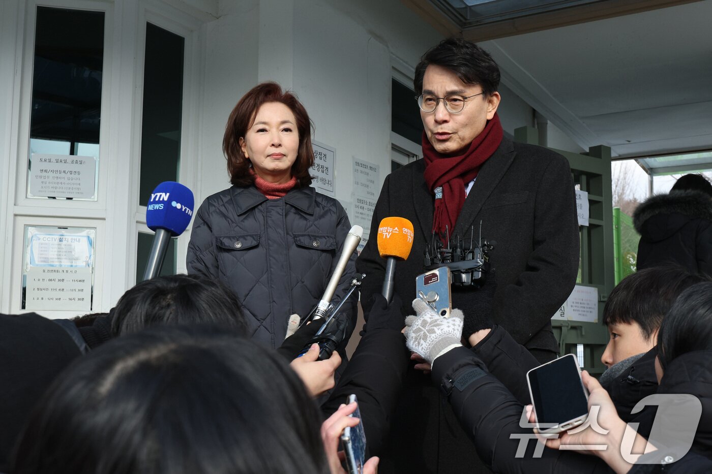 본문 이미지 - 윤상현(오른쪽), 김민전 국민의힘 의원이 7일 오전 경기 의왕시 서울구치소에서 수감 중인 윤석열 대통령을 접견한 후 취재진의 질의에 답변하고 있다. 2025.2.7/뉴스1 ⓒ News1 신웅수 기자