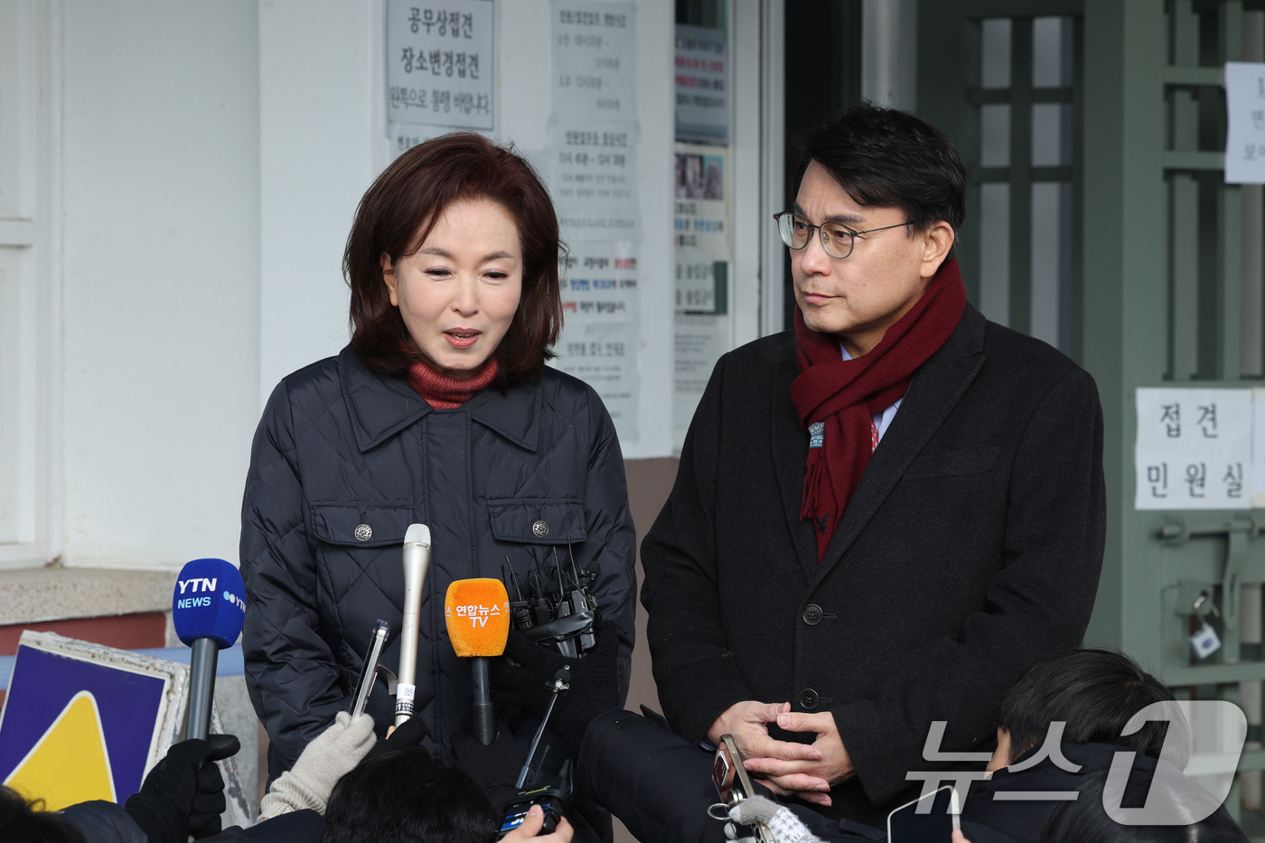 (의왕=뉴스1) 신웅수 기자 = 윤상현, 김민전 국민의힘 의원이 7일 오전 경기 의왕시 서울구치소에서 수감 중인 윤석열 대통령을 접견한 후 취재진의 질의에 답변하고 있다. 2025 …