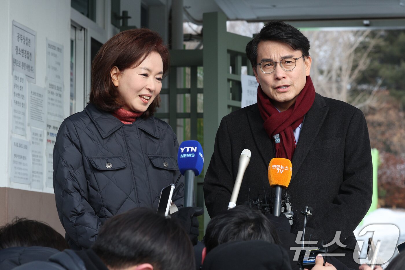 본문 이미지 - 윤상현, 김민전 국민의힘 의원이 7일 오전 경기 의왕시 서울구치소에서 수감 중인 윤석열 대통령을 접견한 후 취재진의 질의에 답변하고 있다. 2025.2.7/뉴스1 ⓒ News1 신웅수 기자